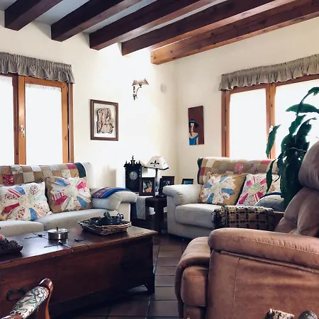 بيت ضيافة Pension Trescasas *